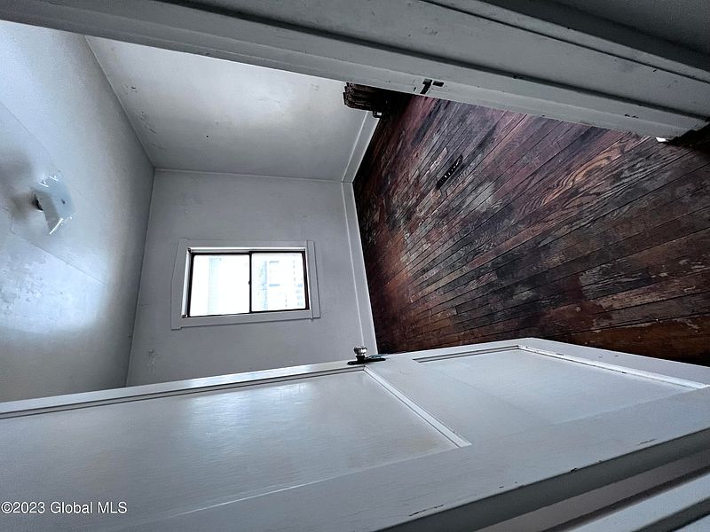 5th image of 238 MANCHESTER Road