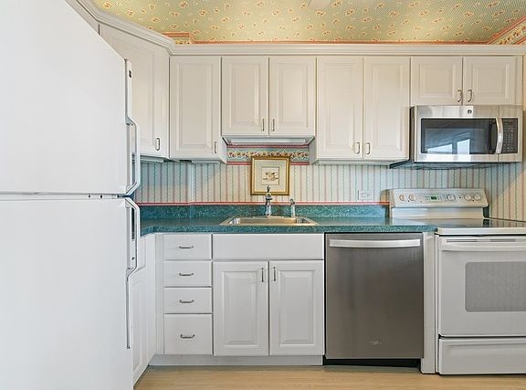 5th image of 1455 N Sandburg Ter APT 1608B