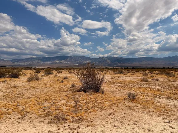 40 Rabbit Springs Rd, Lucerne Valley, CA 92356