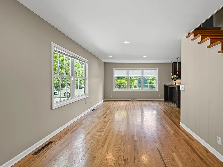2260 N River Rd — Photo 16