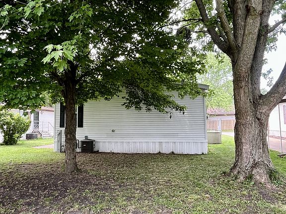 3rd image of 950 Bel Air Ln