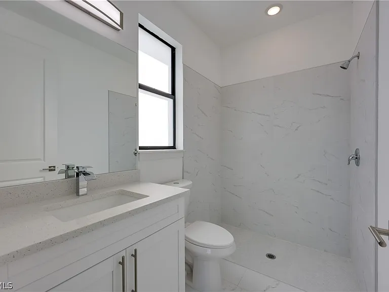 714 W 12th St — Photo 11