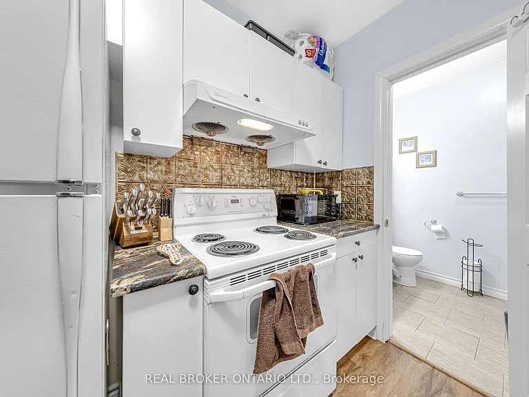 52 1/2 Victoria Ave N #LOWER — Photo 10