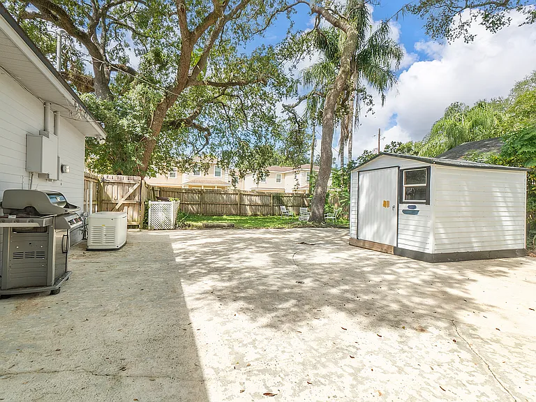 1126 N Hampton Ave — Photo 12