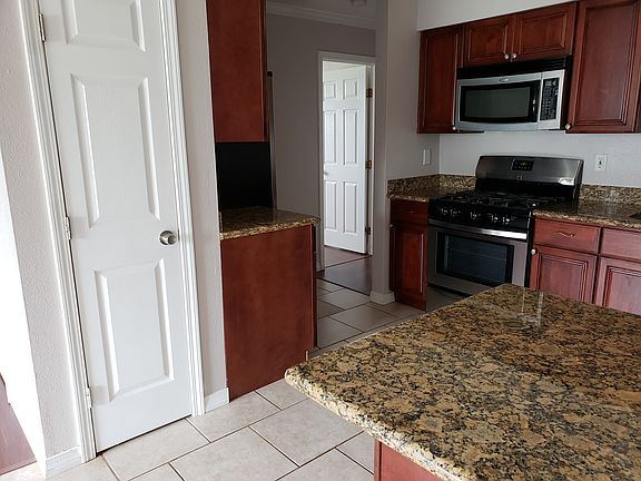 3rd image of 4527 Majestic Oaks Dr