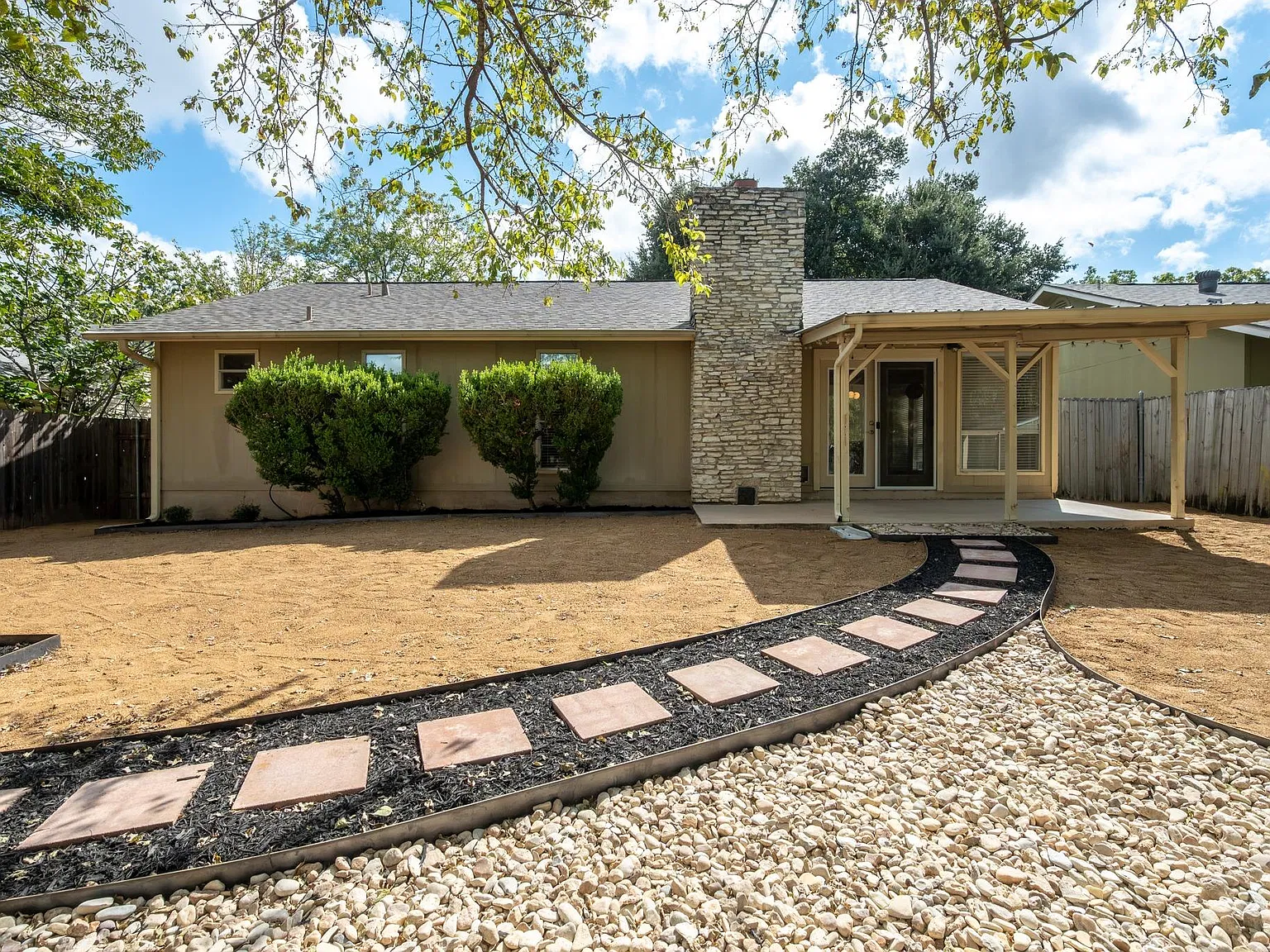 3 bed, 2.0 bath, 1592 sqft, $2,995 — Photo 3