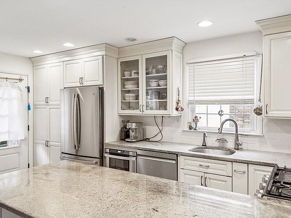 5th image of 408 Conway Ave