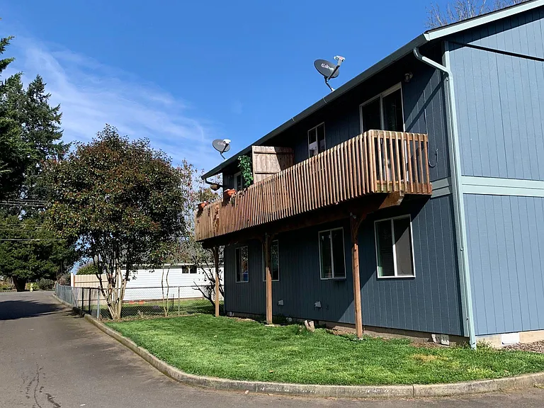 corner view of duplex/townhouse.