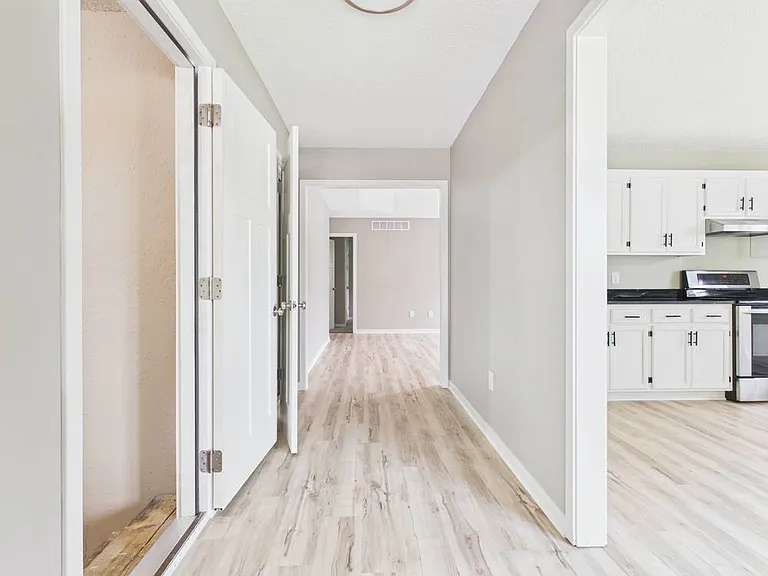 1206 Foxridge Dr — Photo 2