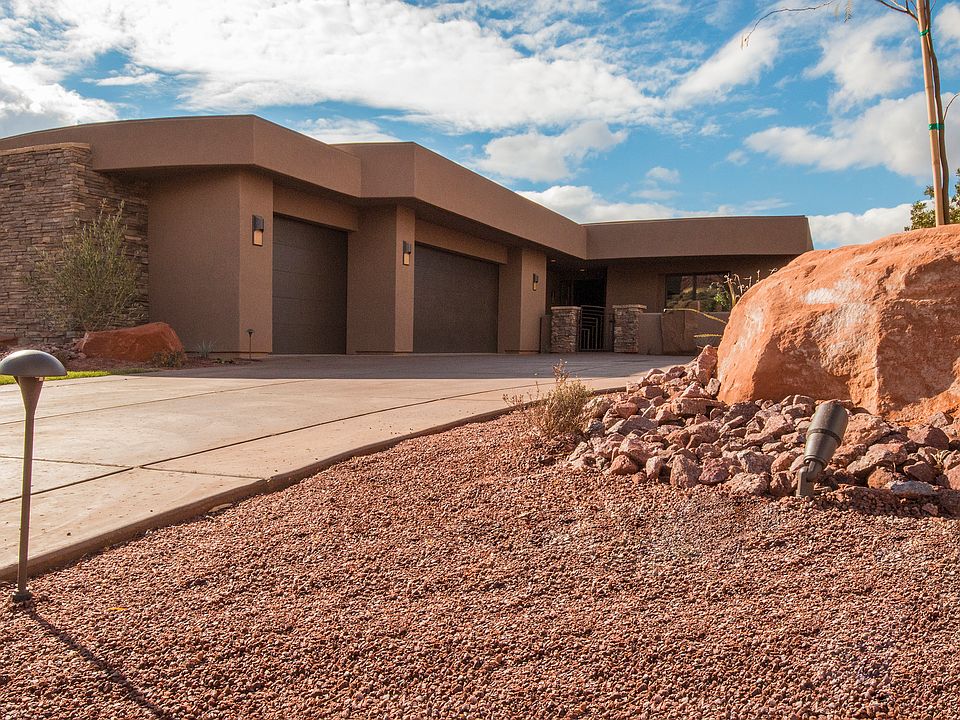 3 Car Garage - Gated Courtya