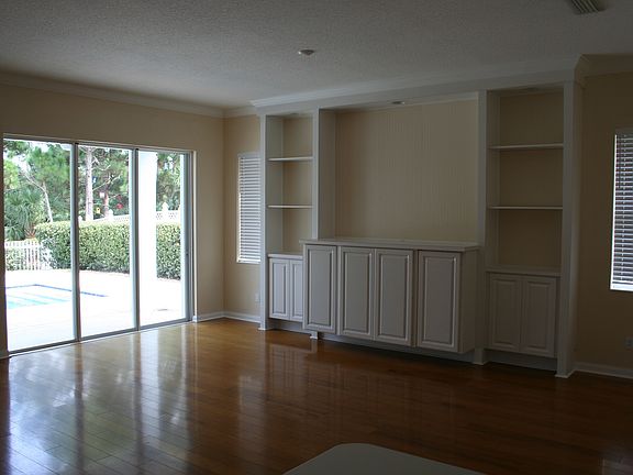 3rd image of 303 Marlberry Cir