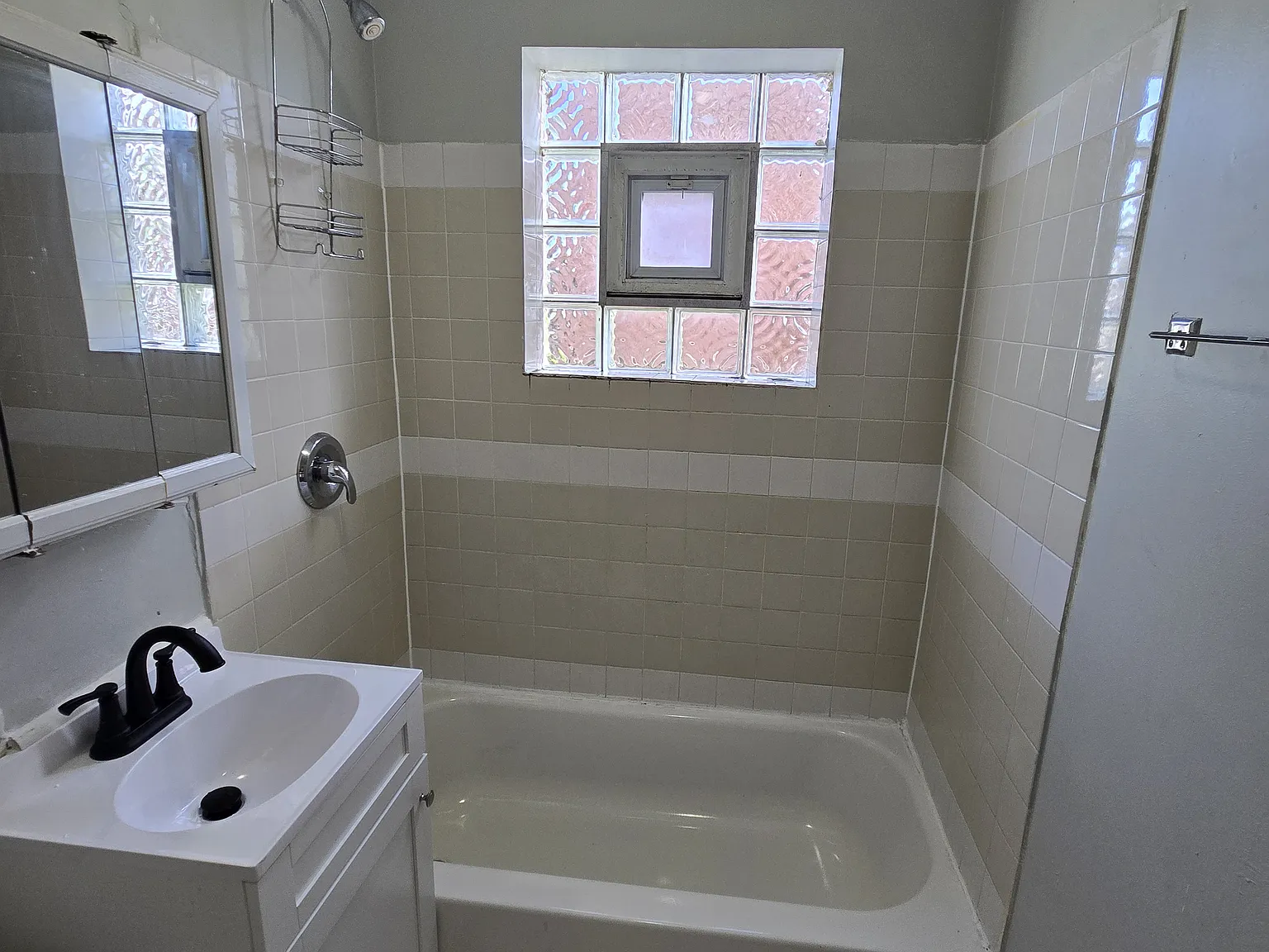 3 bed, 1948 sqft, $1,600 — Photo 3