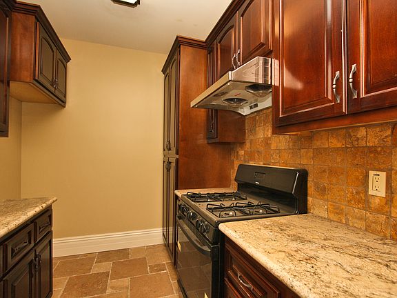 5th image of 526 W Gladstone St