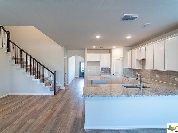 5th image of 104 Avonlea Ct
