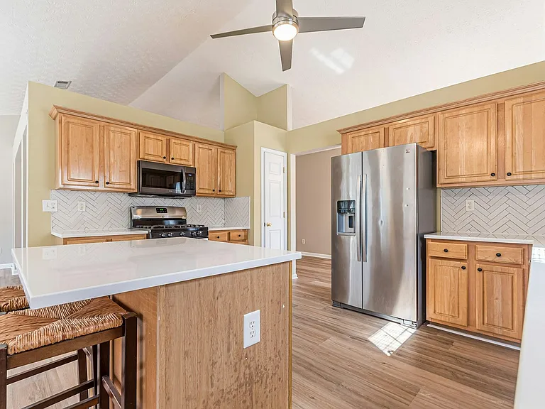 5755 Lakeview Cir — Photo 7