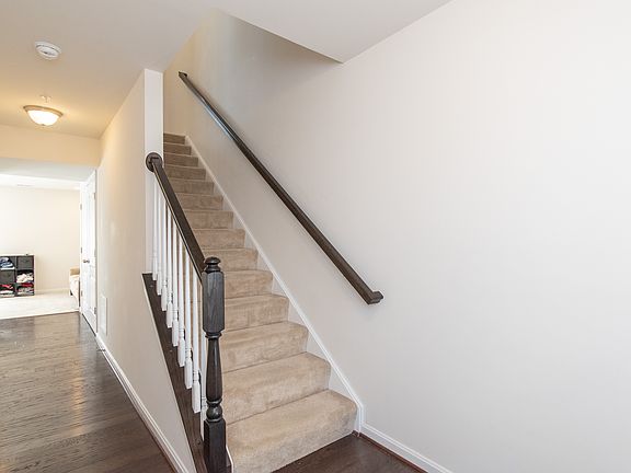 4th image of 7672 Town View Dr