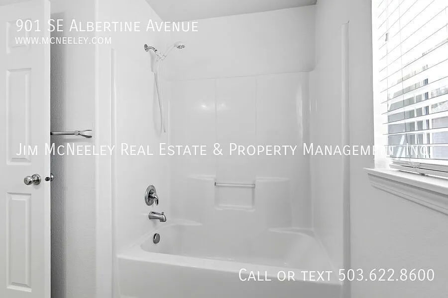 Charming End-Unit Townhome in Quiet Cul-de-Sac — Photo 2