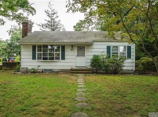 8 Bennington St, Melville, NY 11747