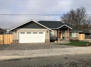 230 Grandview Ln, Grants Pass, OR 97527