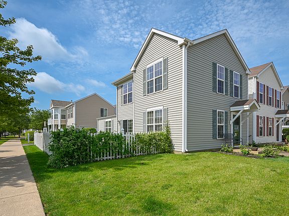 3rd image of 1572 Victoria Park Cir