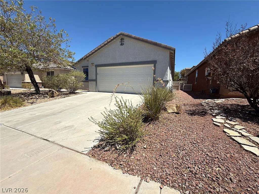 4 bed, 2.0 bath, 1484 sqft, $2,070 — Photo 2