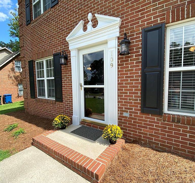 1st image of 109 Cabot Ct W