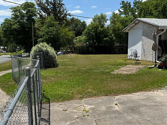 4th image of 1210 Crown Dr
