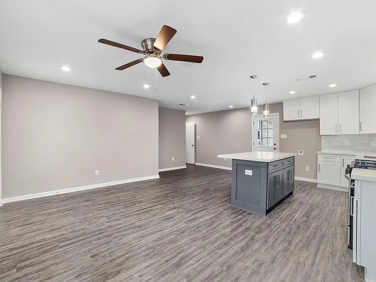 160 W Whitney St — Photo 10
