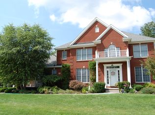 5882 Shamrock Ct, Hamburg, NY 14075