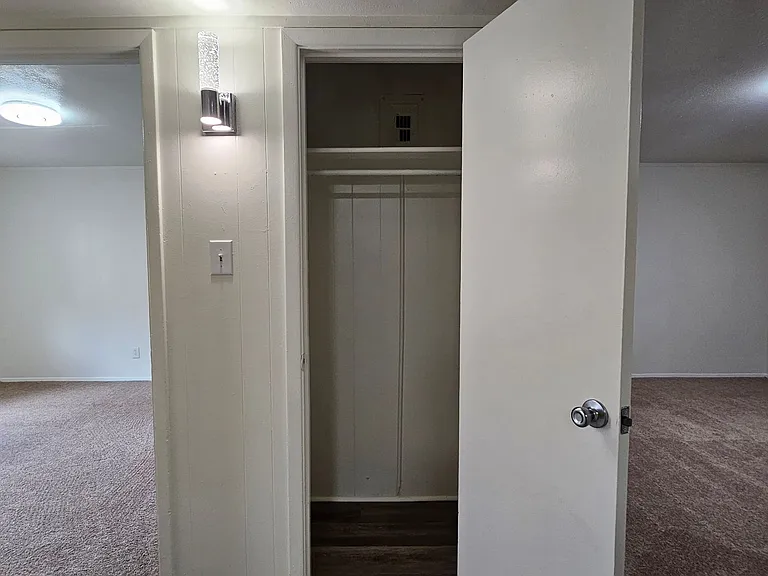 2420 Louise St — Photo 33