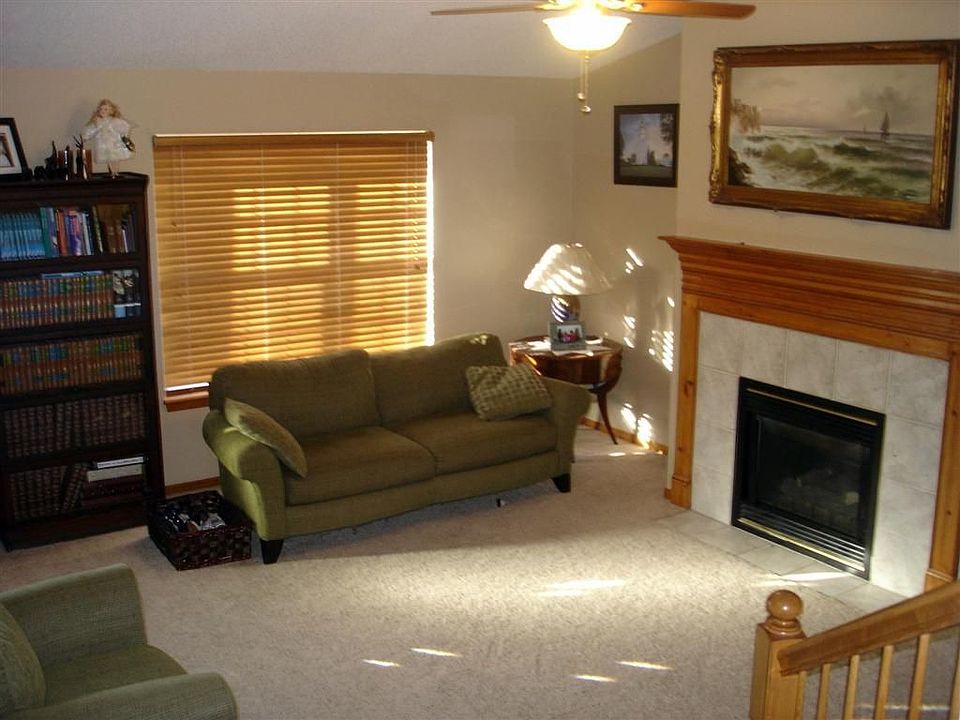 Living Room w/ gas fireplace