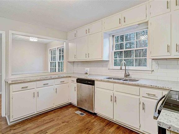 3rd image of 414 Sanderingham Ln