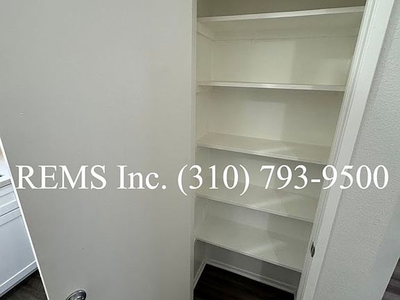 5th image of 223 E Hyde Park Blvd APT 4
