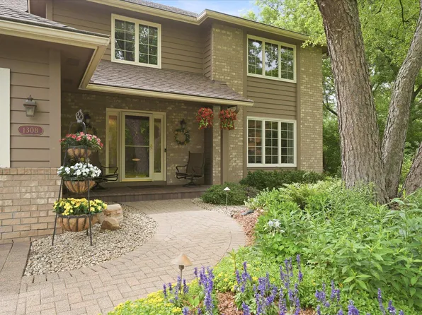 1308 Summit Oaks Dr, Burnsville, MN 55337