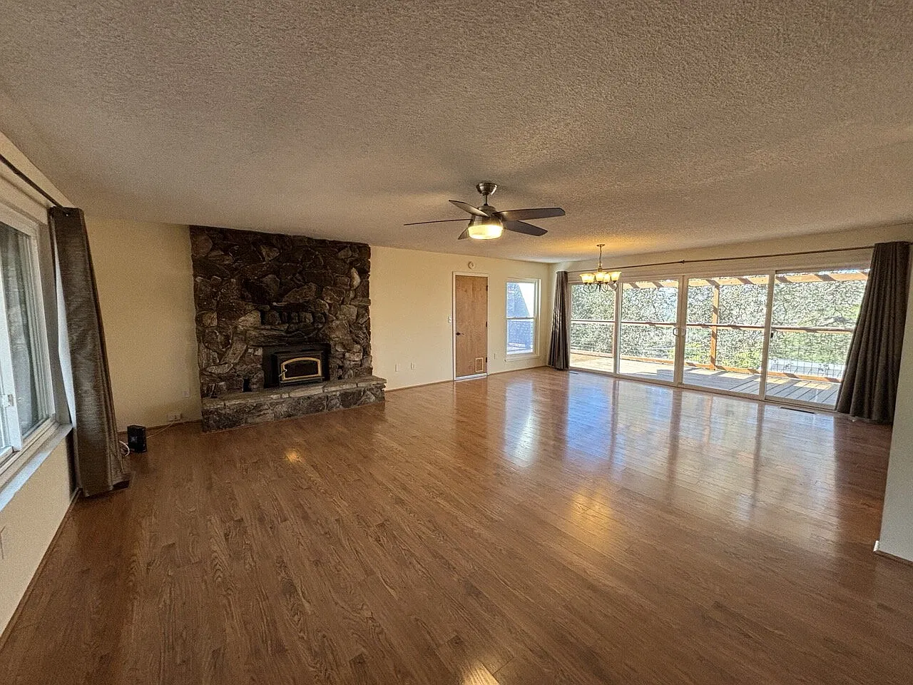 3 bed, 2.0 bath, 1432 sqft, $2,795 — Photo 3