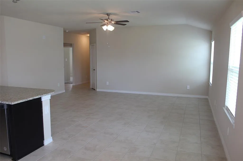 3 bed, 2.0 bath, 1763 sqft, $2,300 — Photo 3
