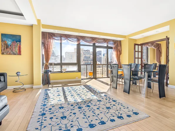 100 United Nations Plaza image 1 of 9