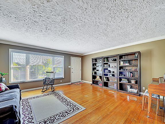 4th image of 7925 Livingston Dr