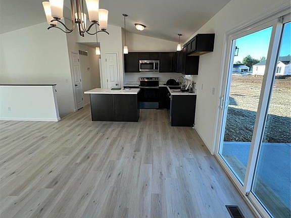 3rd image of 160 Rivers Edge Dr