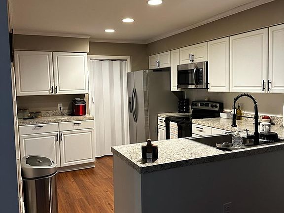 5th image of 215 Shoreline Dr