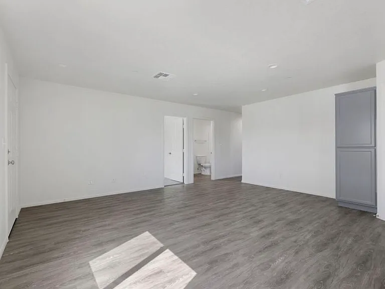 386 E Heil Ave — Photo 5