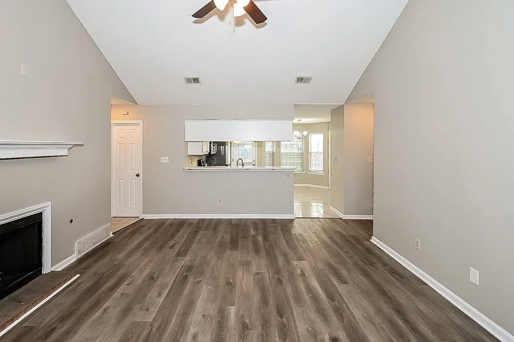 3 bed, 2.0 bath, 1200 sqft, $2,270 — Photo 3