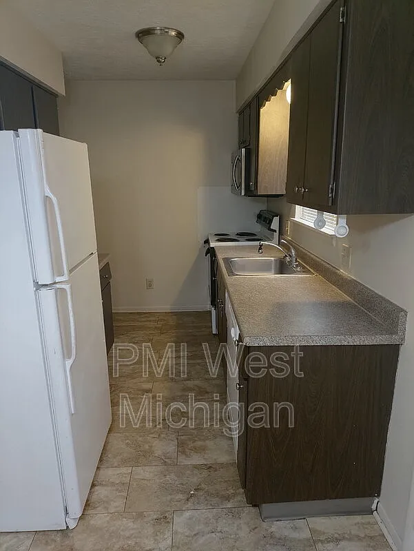 2 bed, 1.5 bath, $1,300 — Photo 4