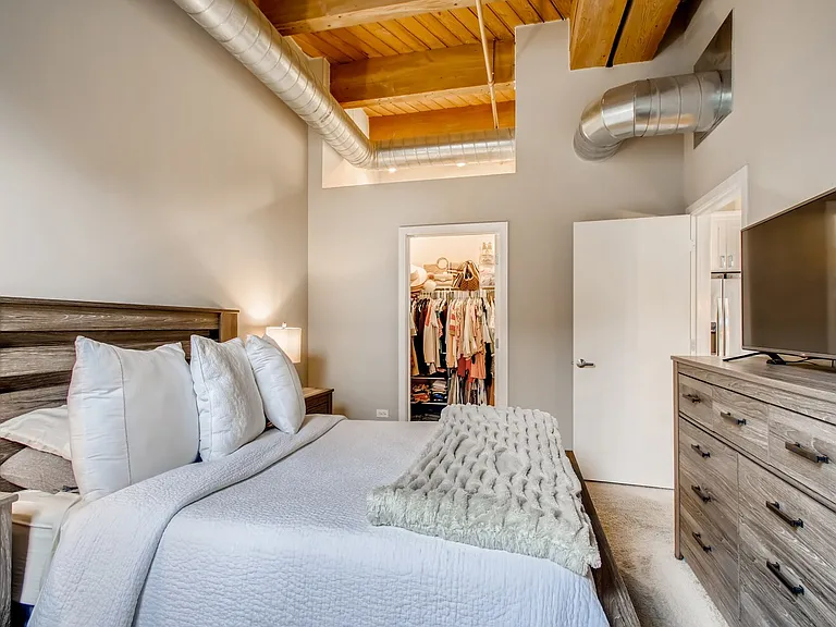 1040 W Adams St #218 — Photo 7