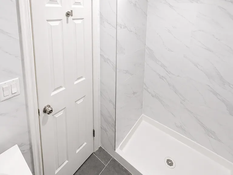 462 Onderdonk Ave #2L — Photo 3