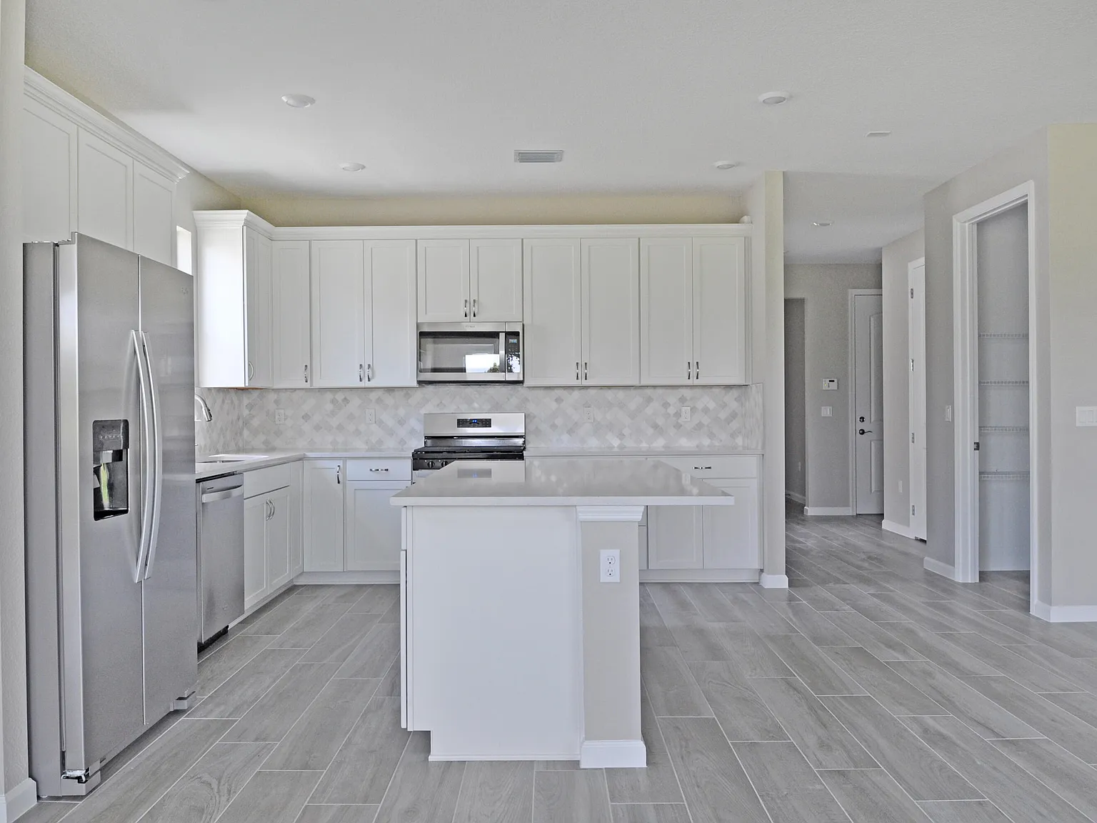 3 bed, 2.0 bath, 1790 sqft, $3,000 — Photo 2