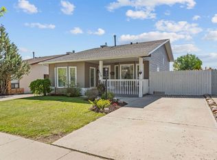 120 NW Shawnessy Dr SW, Calgary, AB T2Y1B4