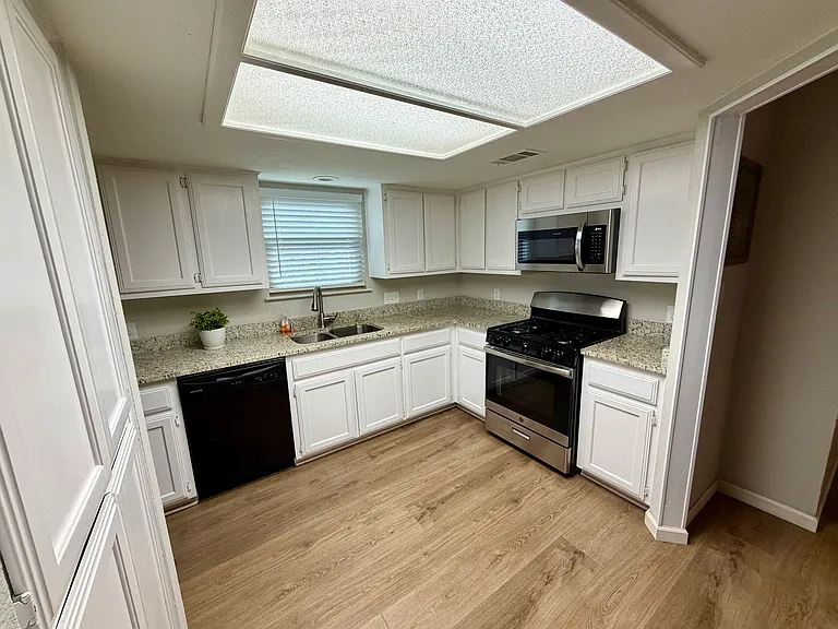 1213 Troy Ln — Photo 12
