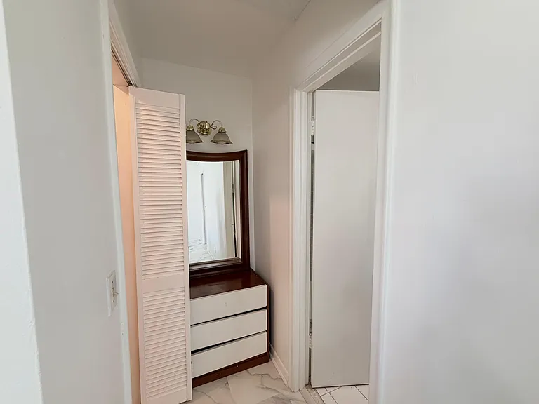 62 Easthampton C — Photo 16