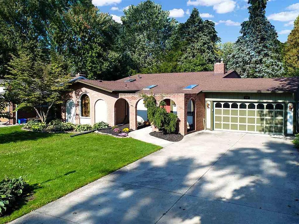 1st image of 216 Wellington Cres